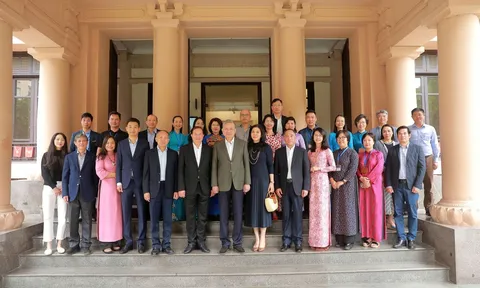 Sáng Chủ nhật, ngày 16 tháng 11 năm 2025, Tổng Bí thư Tô Lâm cùng Phu nhân Ngô Phương Ly đã đến thăm Bảo tàng Mỹ thuật Việt Nam và tham quan Triển lãm "100 năm Mỹ thuật Hiện đại".