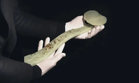 Trượng ruyi hiếm bằng ngọc bích celadon nhạt, có vân nâu đỏ tự nhiên Trung Quốc, triều đại nhà Thanh, niên hiệu Càn Long (1736–1796)