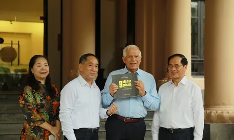 Phó Chủ tịch Ủy ban Châu Âu thăm Bảo tàng Mỹ thuật Việt Nam