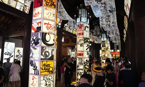 Không gian tràn ngập chữ và ánh sáng trong triển lãm “Nghiên bút còn thơm”