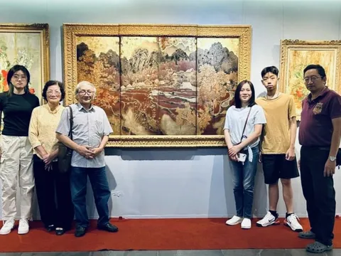 Trăm năm nét cọ vàng son