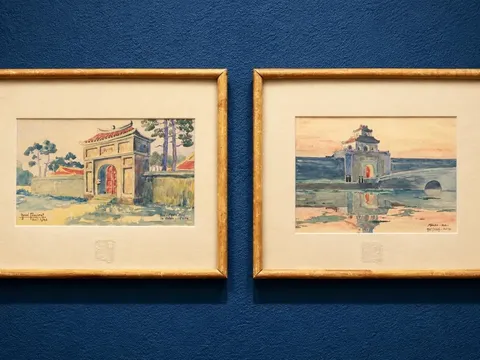 HAI CÁNH CỔNG HUẾ TRONG MÀU NƯỚC FRANÇOIS DE MARLIAVE