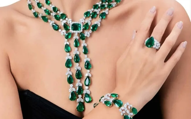 Lô 1679. BỘ TRANG SỨC NGỌC LỤC BẢO VÀ KIM CƯƠNG