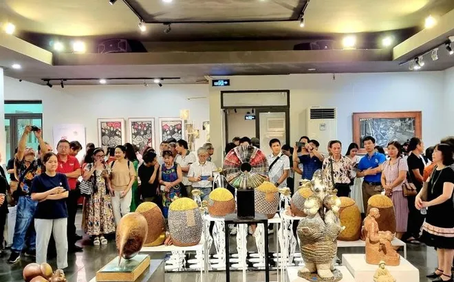 Thưởng lãm hơn 100 tác phẩm Điêu khắc – Đồ hoạ và Mỹ thuật ứng dụng